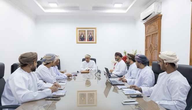 محافظ شمال الباطنة يستعرض تقنيات الذكاء الاصطناعي والطائرات المسيرة
