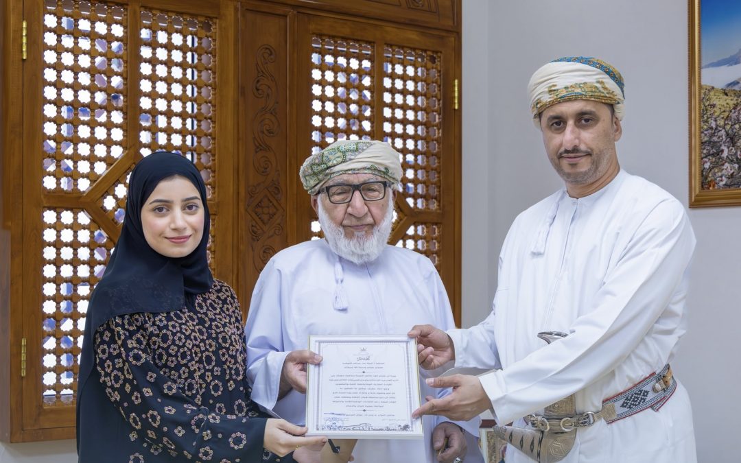 محافظ شمال الباطنة يكرّم الفائزة بالدرع الذهبي في جائزة الذكاء والإبداع العربي 2025