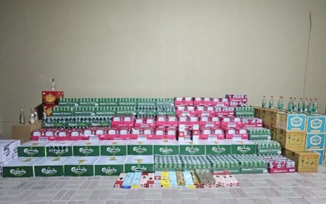 ضبط أكثر من 5 آلاف عبوة كحول و840 كجم من لحم الخنزير في صحار
