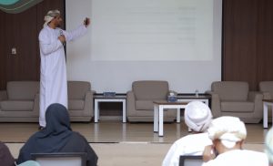 IMG_9885-300x182 اختتام برنامج “ريادة وتميز” لتطوير الكفاءات الإدارية بشمال الباطنة