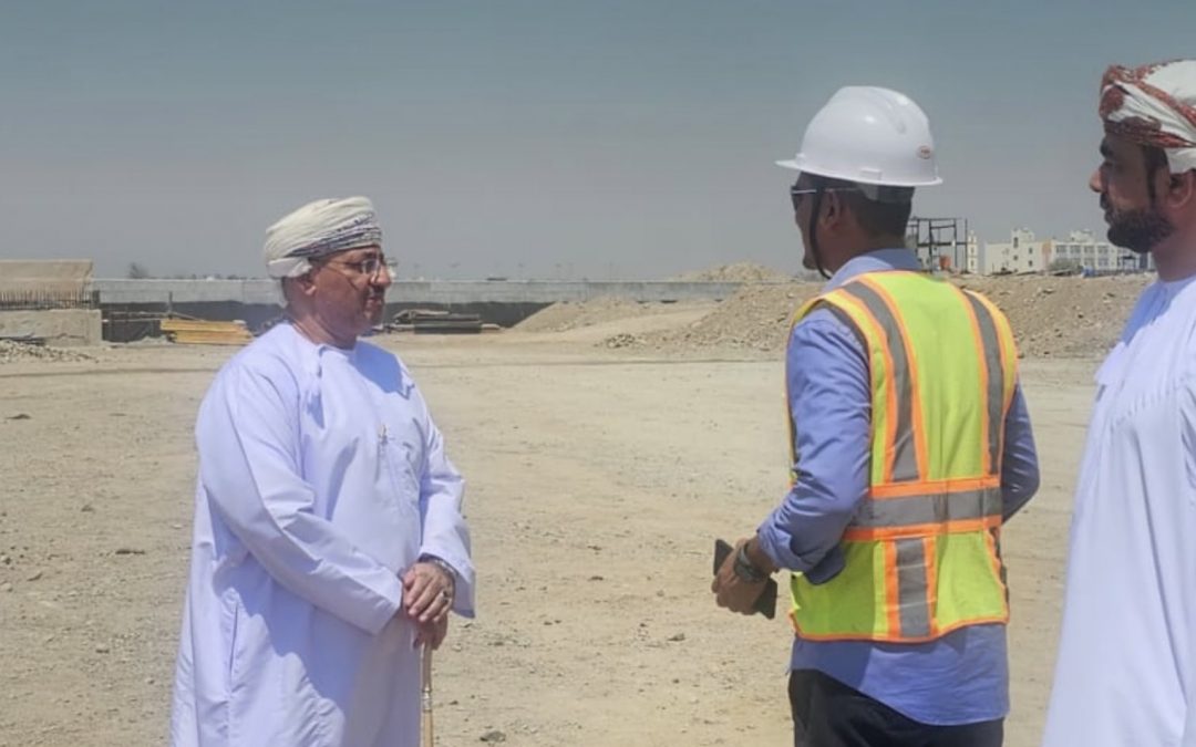 والي صحار يطّلع ميدانيًا على سير العمل في مشروع الواجهة البحرية بمجيس