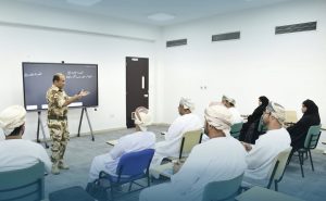 IMG_4704-300x185 اختتام البرنامج القيادي الأول بجامعة صحار وأكاديمية السلطان قابوس الجوية