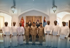 IMG_4706-300x207 اختتام البرنامج القيادي الأول بجامعة صحار وأكاديمية السلطان قابوس الجوية