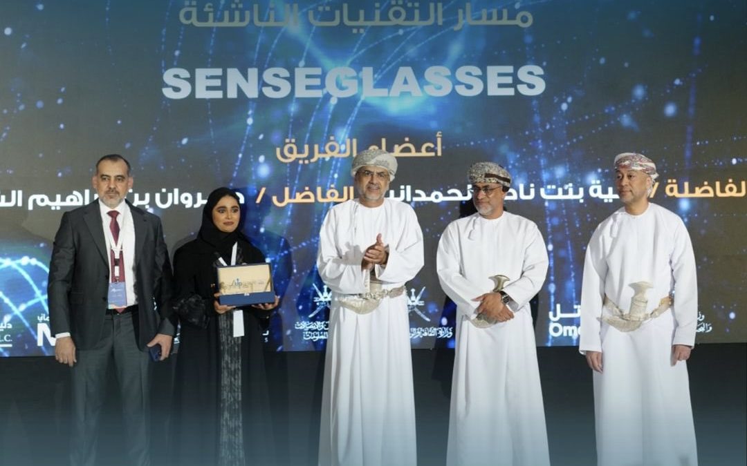 خريجة من جامعة صحار تطور نظارة ذكية لخدمة المكفوفين وضعاف البصر