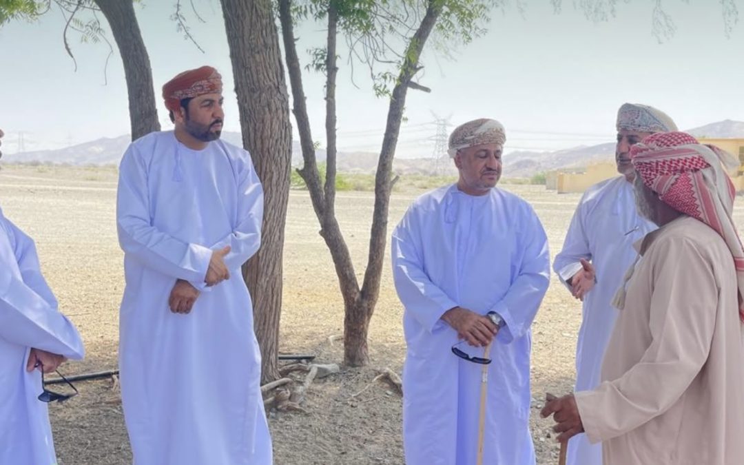 والي صحار يلتقي أهالي الولاية ويتابع سير المشاريع