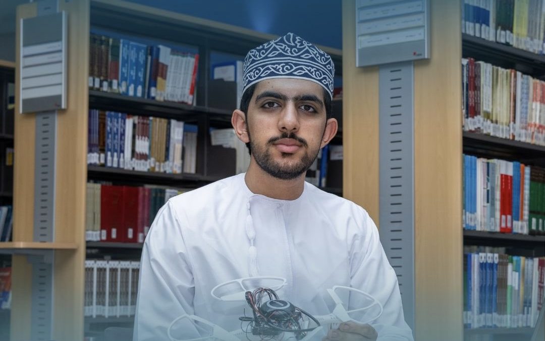 طالب بجامعة صحار يطوّر أول كنترولر عُماني للطائرات بدون طيار
