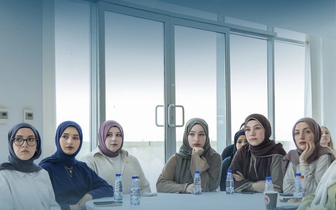 مركز اللغة العربية في جامعة صحار يستقبل طلبة من تركيا وروسيا