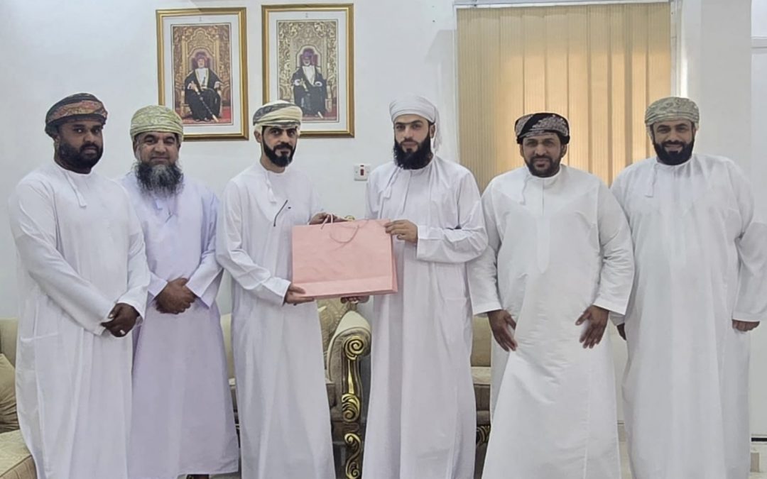 إدارة أوقاف شمال الباطنة تكرّم أحد موظفيها تقديرًا لجهوده