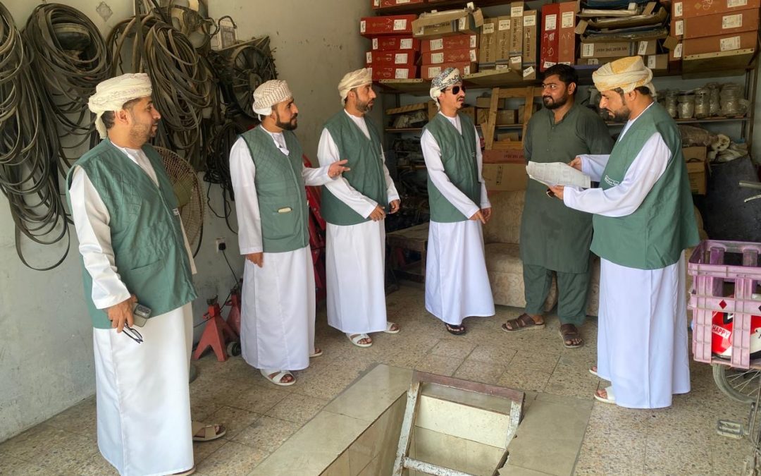 تواصل الزيارات الرقابية لمنشآت بيع قطع غيار المركبات بشمال الباطنة