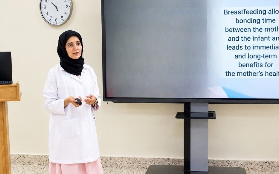 مستشفى صحم ينظّم برنامجًا حول المستشفيات الصديقة للطفل
